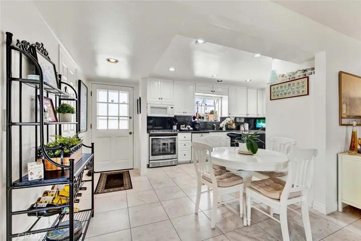 Entry Door, Tiled Flooring, Kitchen with Breakfast Nook