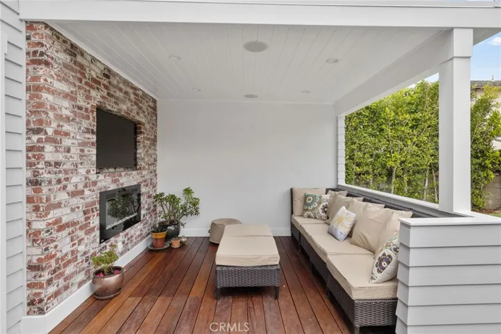 411 Emerald Street, Redondo Beach, California 90277