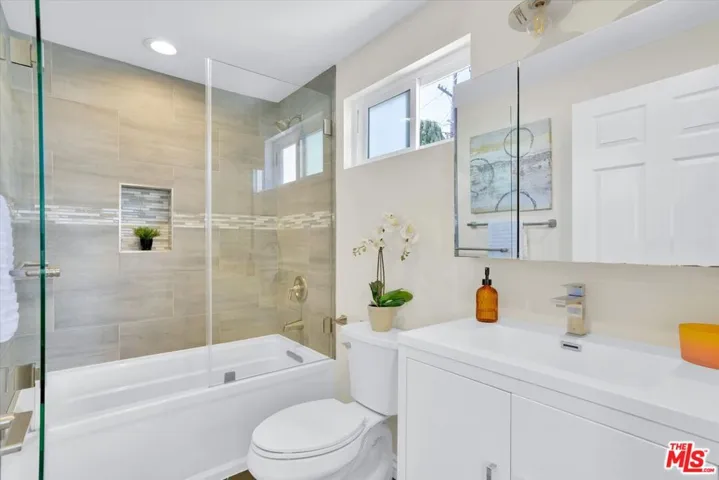 6301 S Harcourt, Los Angeles, California 90043
