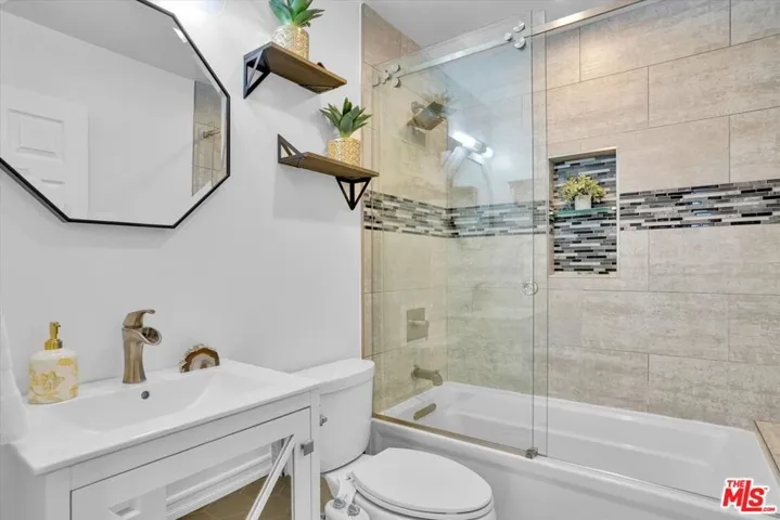 6301 S Harcourt, Los Angeles, California 90043