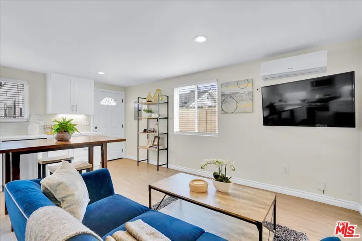 6301 S Harcourt Avenue, Los Angeles, California 90043