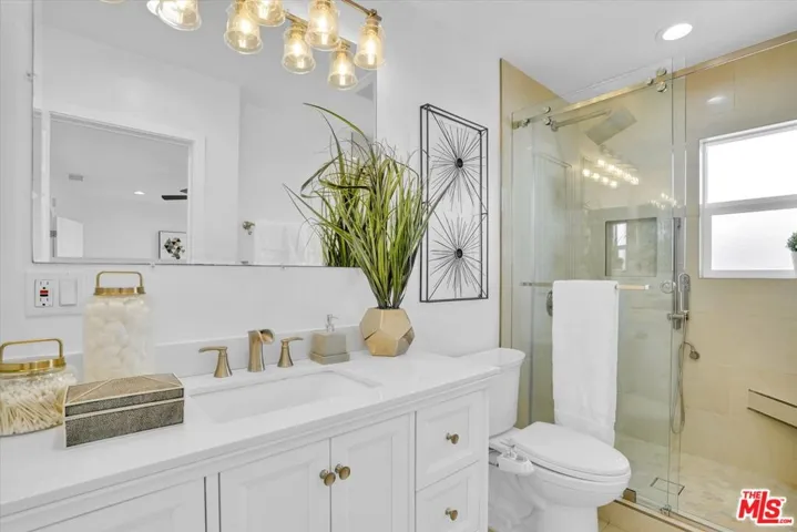 6301 S Harcourt Avenue, Los Angeles, California 90043
