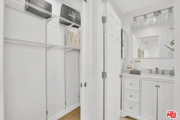 6301 S Harcourt Avenue, Los Angeles, California 90043