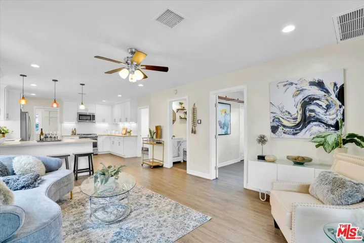 6301 S Harcourt Avenue, Los Angeles, California 90043
