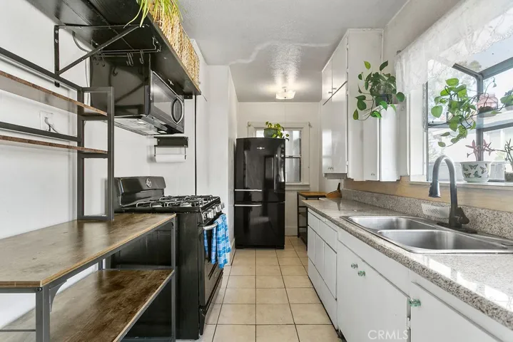 Bright and spacious kitchen