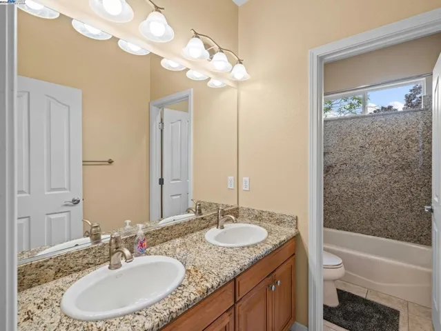 Upstairs Full Bathroom #2