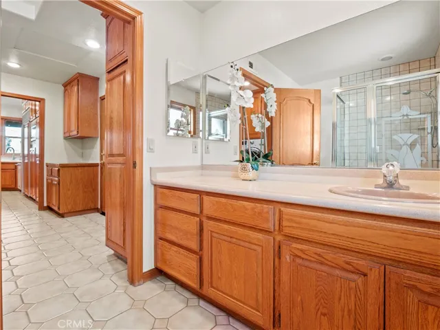 Guest 1/2 Bathroom