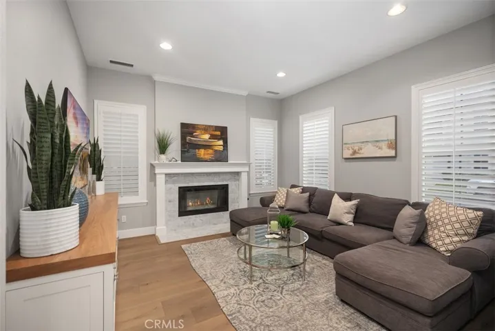 Living room w/fireplace