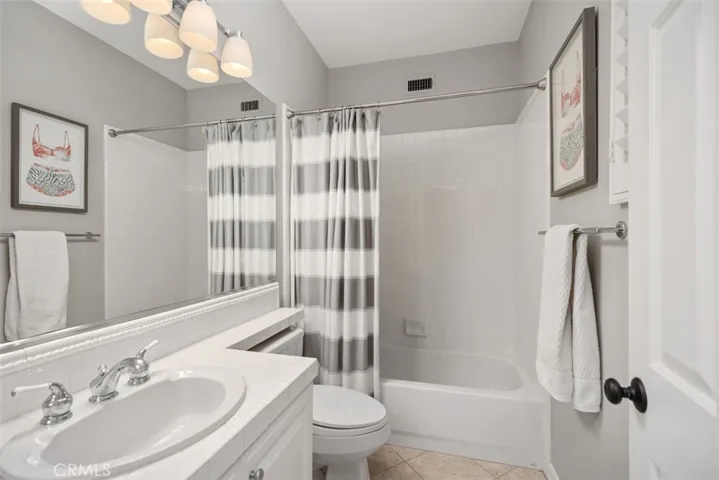 Upstairs ensuite bathroom