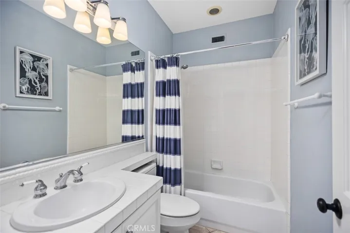 Upstairs ensuite bathroom 2