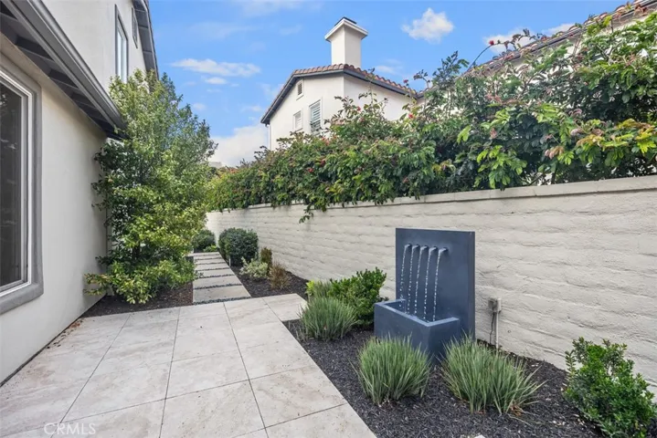Beautiful side yard with fountain