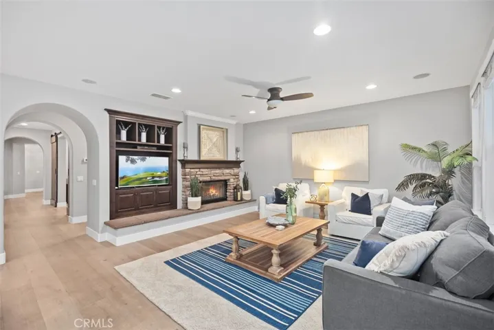 Family room w/fireplace