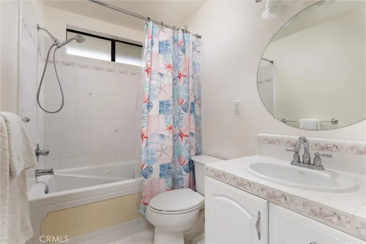 Level 3 Guest Full Bath Attached