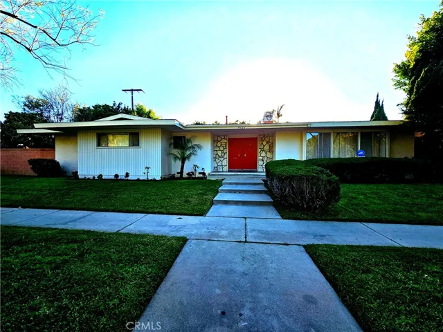 4121 Clubhouse Drive, Lakewood, California 90712
