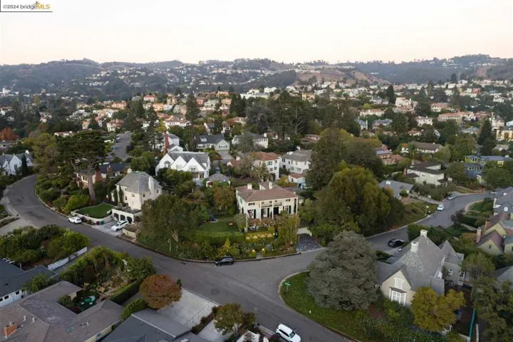 2 Lincolnshire Dr, Oakland, California 94618