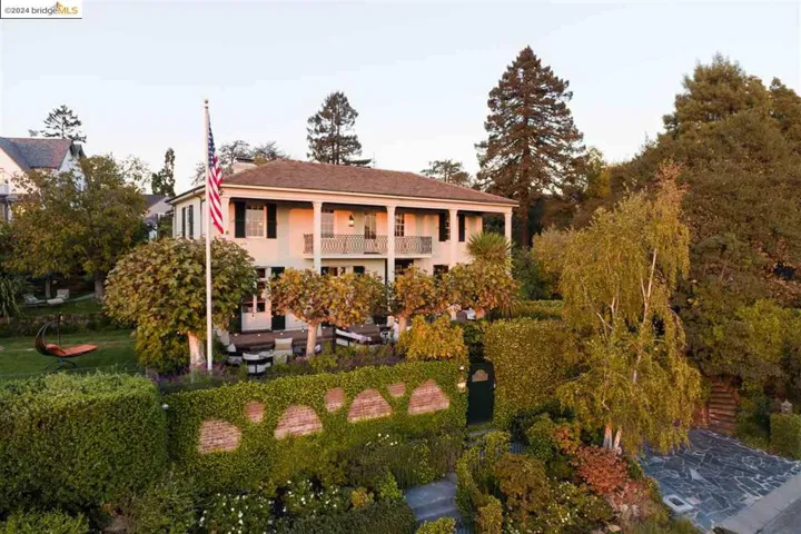 2 Lincolnshire Dr, Oakland, California 94618