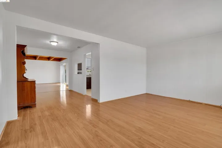 Livingroom to kitchen nook