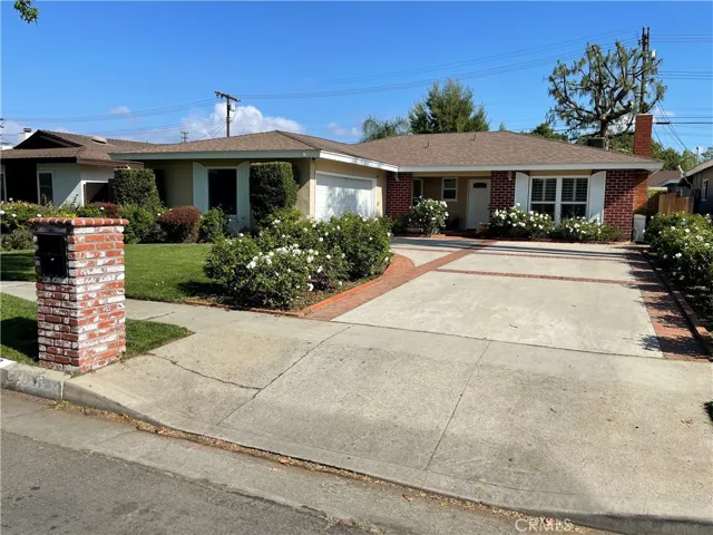 Front of house with lots of driveway parking