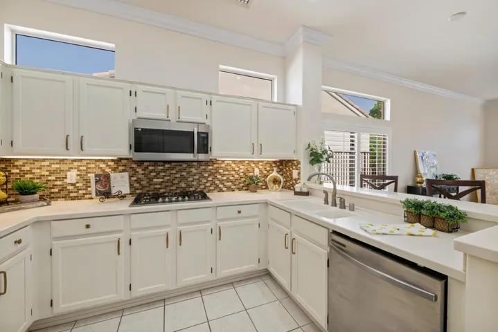 Backsplash & Under Cabinet Lighting