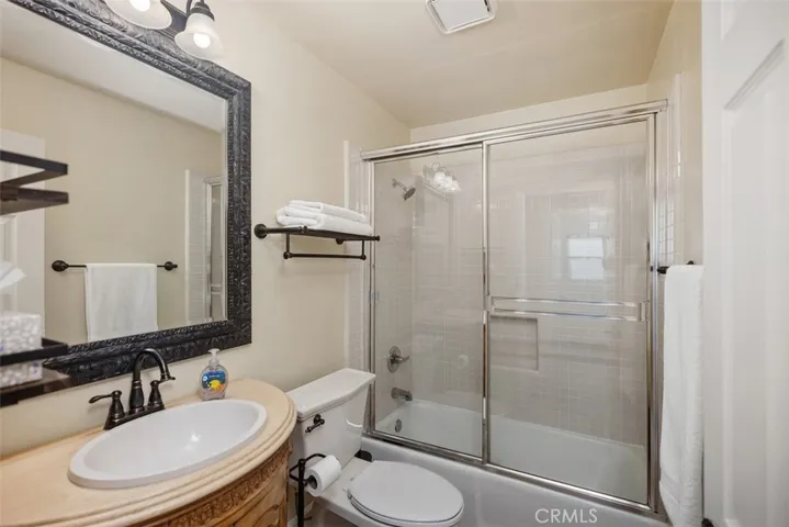Main floor full bathroom