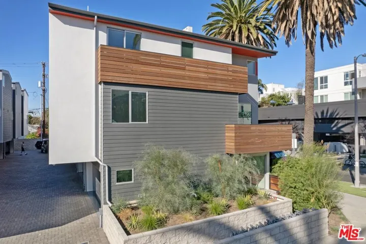 7150 Willoughby Avenue, Los Angeles, California 90046
