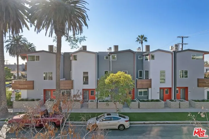 7150 Willoughby Avenue, Los Angeles, California 90046