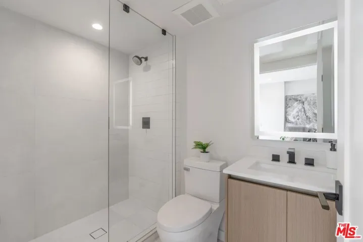 7150 Willoughby Avenue, Los Angeles, California 90046