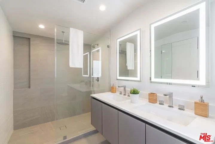 7150 Willoughby Avenue, Los Angeles, California 90046