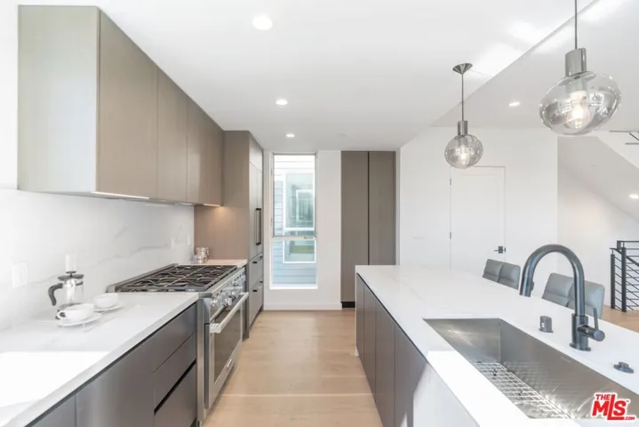 7150 Willoughby Avenue, Los Angeles, California 90046