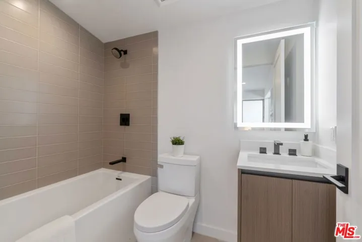 7150 Willoughby Avenue, Los Angeles, California 90046