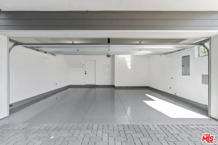 7150 Willoughby Avenue, Los Angeles, California 90046