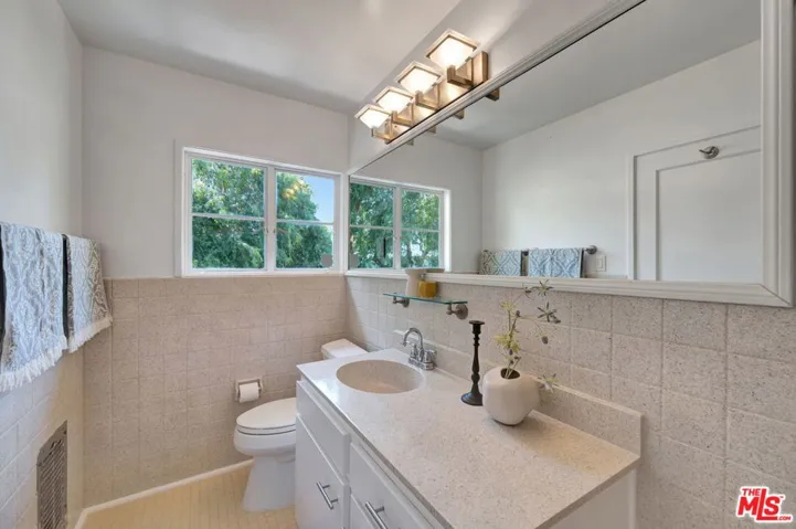 5167 1/2 Village, Los Angeles, California 90016