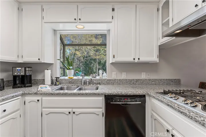 27120 Peninsula Drive, Lake Arrowhead, California 92352