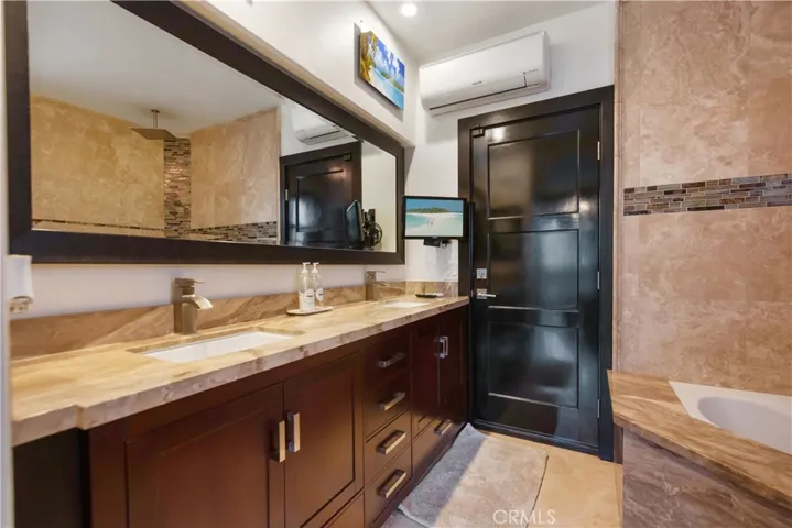825 Summit Drive, Laguna Beach, California 92651