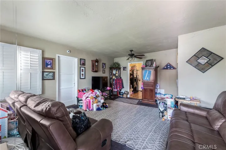 PERFECT FLOORPLAN TO MAKE OPEN FLOORPLAN