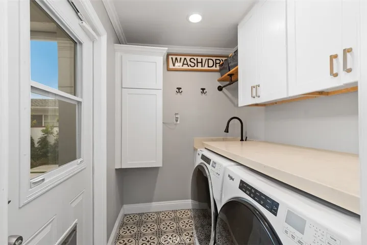 Laundry Room w/ utility sink