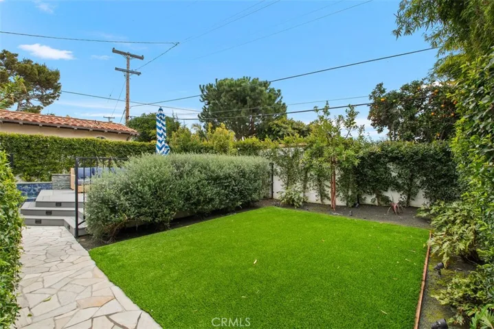 Private enclosed back yard! Sunbathe, garden, play area
