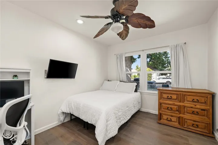 Room #1 with mirrored closet doors