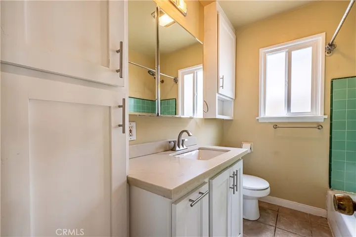 345 Rose Avenue, Venice, California 90291