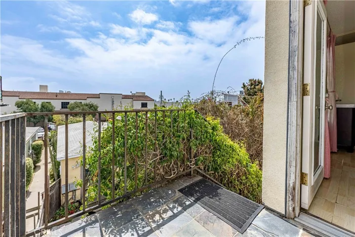 345 Rose Avenue, Venice, California 90291