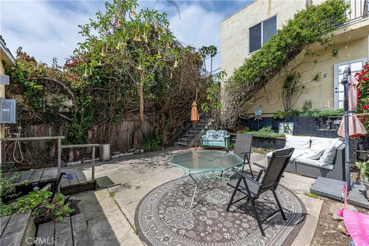 345 Rose Avenue, Venice, California 90291