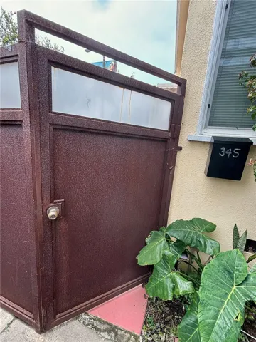 345 Rose Avenue, Venice, California 90291