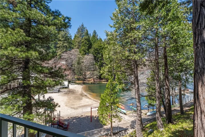 306 Villa Way, Lake Arrowhead, California 92352