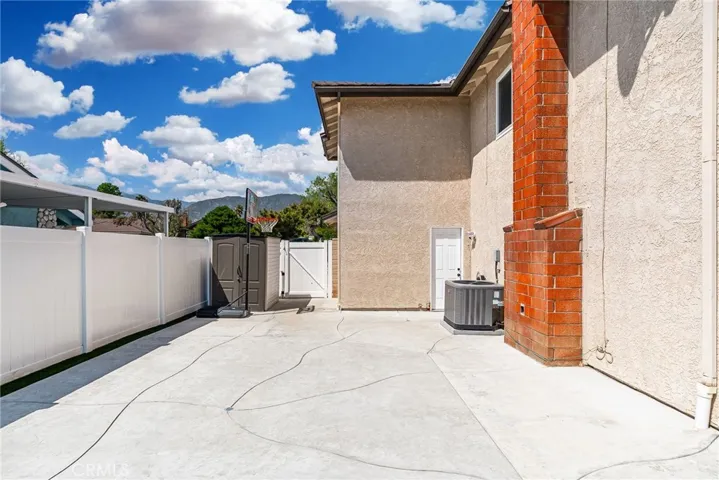 452 E Avalon Court, Upland, California 91784