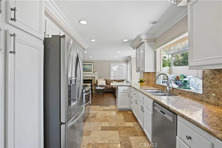 Great kitchen layout : open to both dining room and den area with a bay window for your herbs!