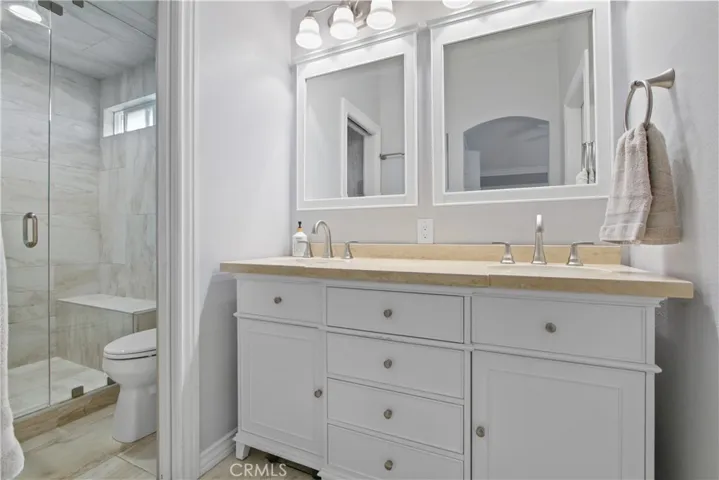 Double vanity : walk-in closet to the right.