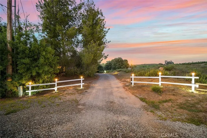 ROMANTIC ENTRANCE!