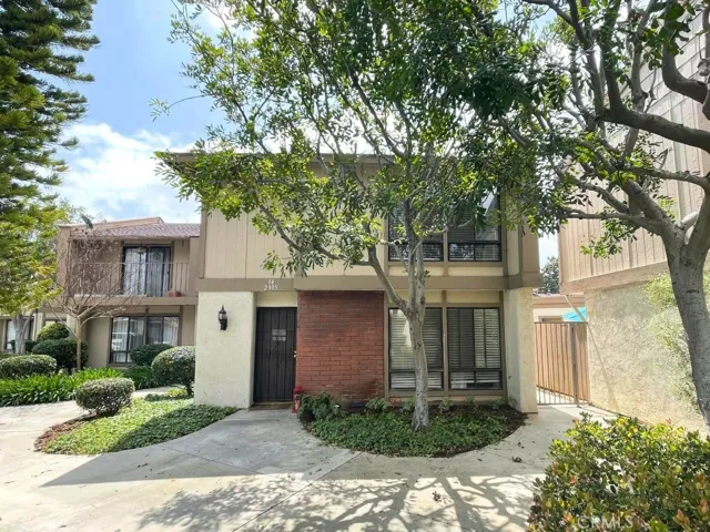 Front of Property, Only 1 shared wall