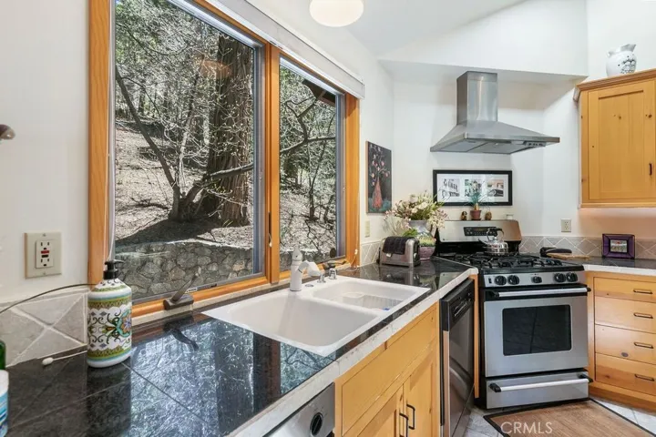 475 Blue Jay Canyon Road, Blue Jay, California 92317