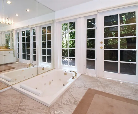 Tub in Master Bathroom